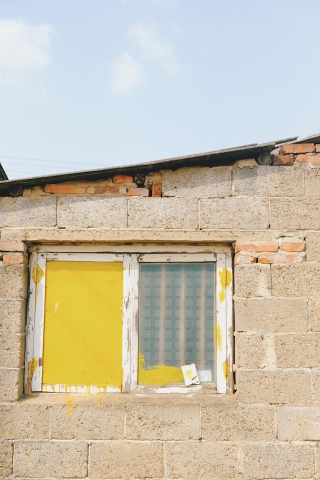 Une photo d'une maison en mauvais état