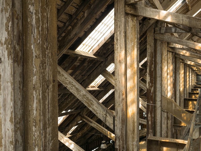 Une photo d'une charpente en combles