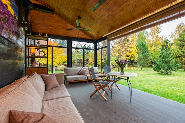 Une photo d'une avancée bois avec terrasse